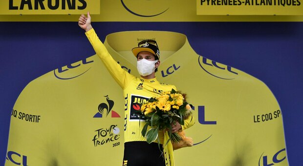 Tour de France, Aru si ritira. A Laruns festeggia Pogacar, Roglic in giallo