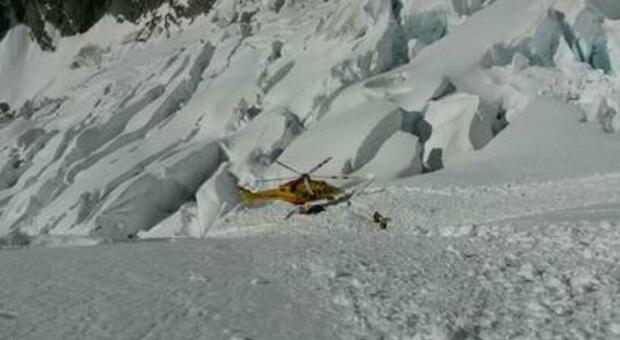 Base jumper muore sul Monte Bianco, ritrovato a 2600 metri d'altezza