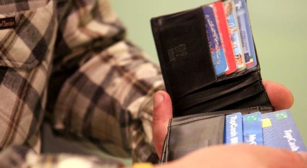 Trova un portafogli: dentro 5 carte con credito illimitato