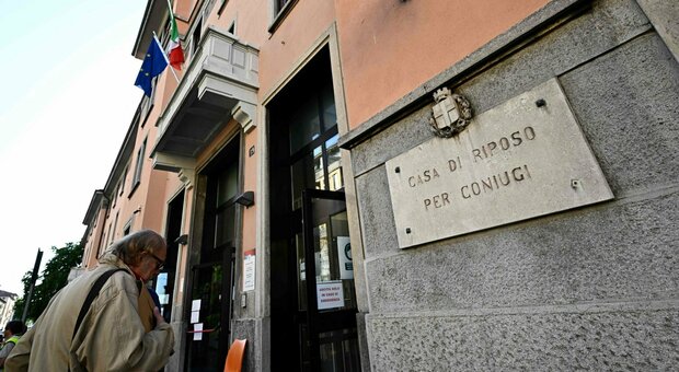 Incendio Milano, fiamme in una sola camera partite da un letto, poi il fumo: inchiesta per omicidio colposo plurimo
