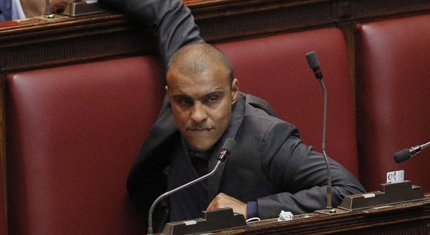 Pasquale Maietta, deputato di Forza Italia, si taglia le gambe con la motosega: in ospedale con l'elisoccorso