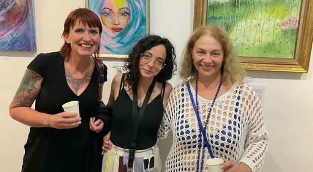Vanessa Viti, al centro, con due delle artiste