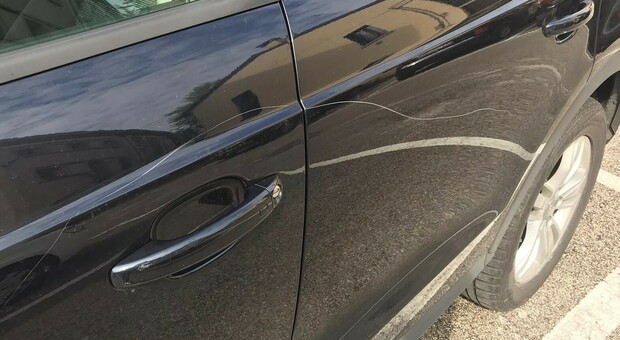 Raid vandalico: auto rigate e danneggiate