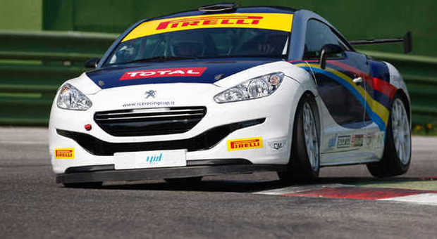 La Peugeot RCZ in versione Racing che darà vita al Trofeo impegnata sulla pista di Imola