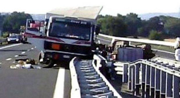Camion carico di sostanze tossiche si rovescia in A1: "Sono pericolose". Evacuata e chiusa l'autostrada