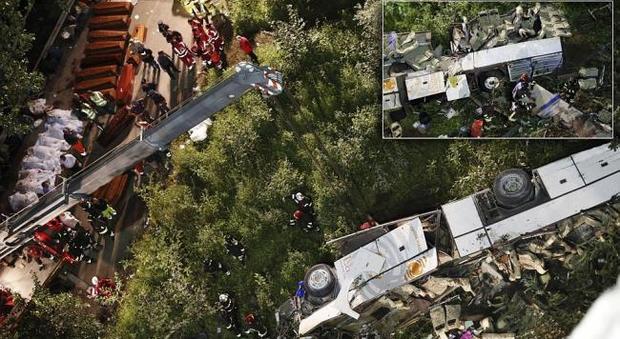 Bus nella scarpata, 40 morti in A16: «Freni ko, il mezzo aveva percorso 800mila chilometri»