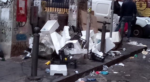 Napoli, pile di rifiuti a Via Nilo angolo scuola Diaz