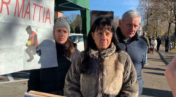 Morto in cantiere operaio di 23 anni, sit in della famiglia di Mattia Battistetti: «Serve un nuovo reato, quello per omicidio sul lavoro»