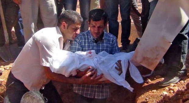 Aylan sepolto a Kobane con la madre e il fratellino. Il papà: li ho riportati a casa