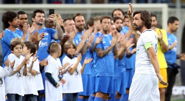Pirlo dà l'addio al calcio: Totti e Vieri danno spettacolo, poi tutti in piedi per il "Maestro"