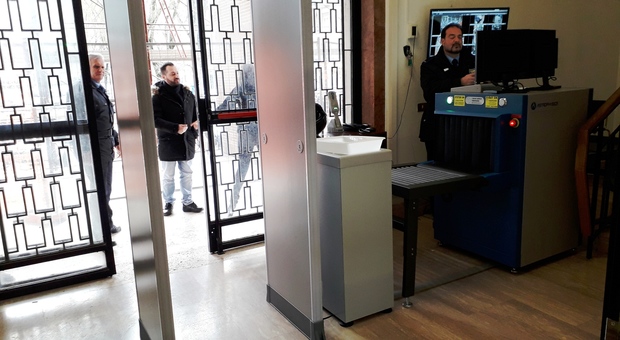 Videocamere all'esterno e uno scanner per controllare borse e pacchi: aumenta la sicurezza all'ingresso del Tribunale di Rieti