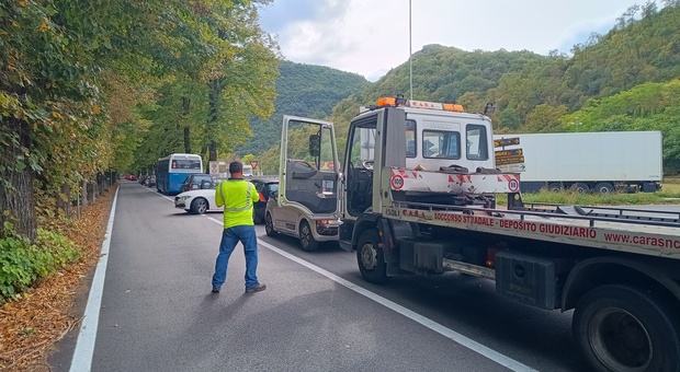 Caos sulla Salaria per i lavori di asfaltatura, interviene la Cuneo: «Domani i cantieri apriranno più tardi e la polizia gestirà i flussi delle auto»