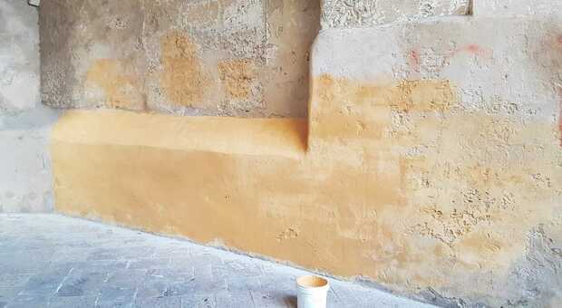 Il muro retrostante della chiesa di Sant'Antonio a Ugento ridipinto dai cittadini