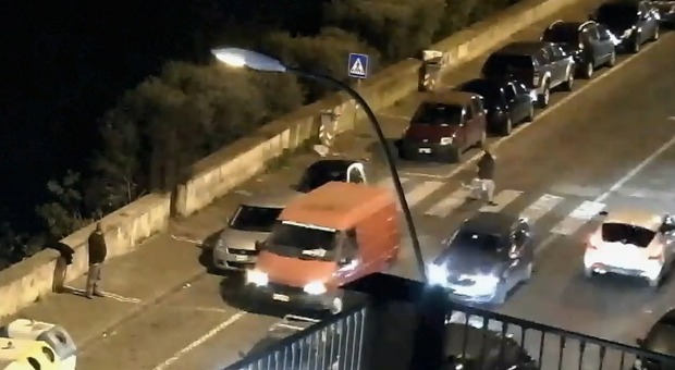 Automobilisti costretti a pagare 15 euro all'abusivo sulle strisce blu a Posillipo: cacciati da Napoli 7 parcheggiatori