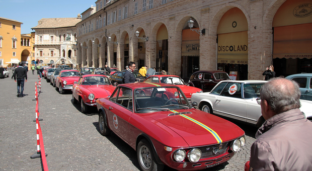 Fermo, le auto d'epoca in piazza del Popolo con la Manovella