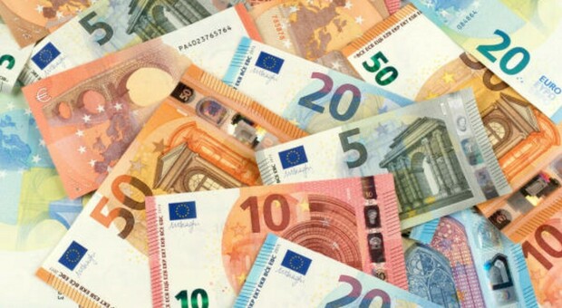 Pesaro, broker sottrae 250mila euro ai clienti e li dilapida nel gioco d'azzardo