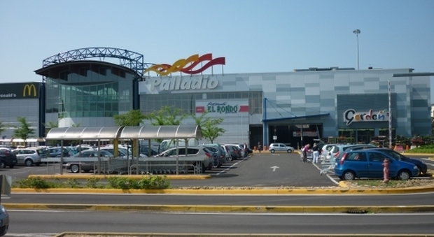 Il parcheggio del centro commerciale "Palladio"