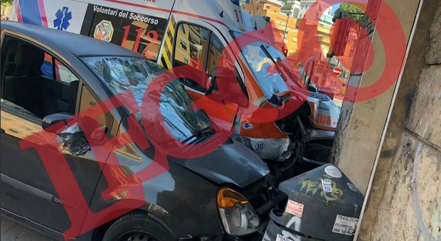 Roma, ambulanza passa col rosso, centra un'auto e si schiantano contro la farmacia: ferita una donna