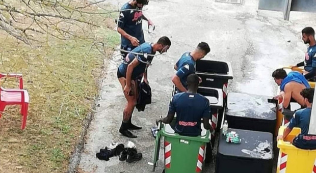 Napoli, i calciatori fanno la crioterapia nei bidoni dell'immondizia e scoppia la polemica: «È imbarazzante»