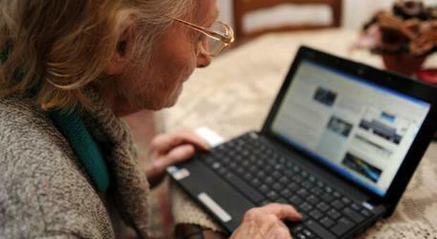 Internet, over 65 sempre più smart nel post pandemia: si accorcia distanza tra generazioni: il 51,4% anziani è online