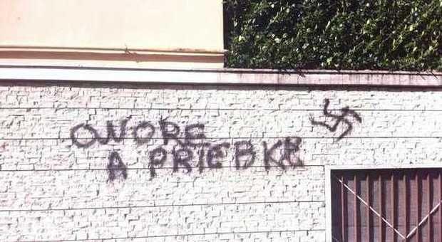 «Onore a Priebke», scritta con svastica vicino casa dell'ex ufficiale SS morto