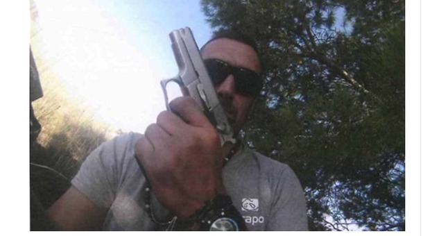 Igor il russo, selfie con la pistola prima degli omicidi: le foto e i video dalla GoPro
