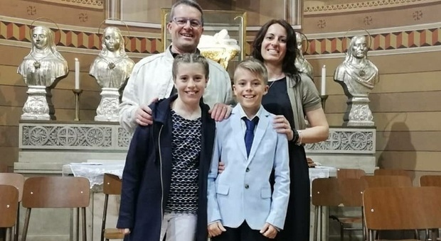 Mario Bressi con la famiglia alla cresima dei figli, una foto postata su Instagram