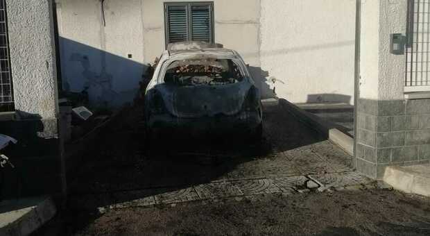 Squinzano, a fuoco l'auto di una 27enne