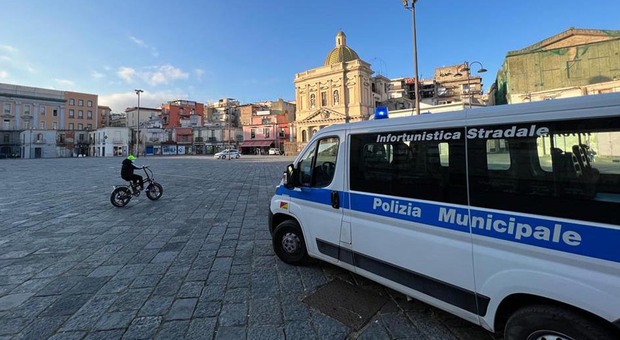 Smaltimento illecito di rifiuti a Napoli Est, individuati due trasgressori col furgone a noleggio