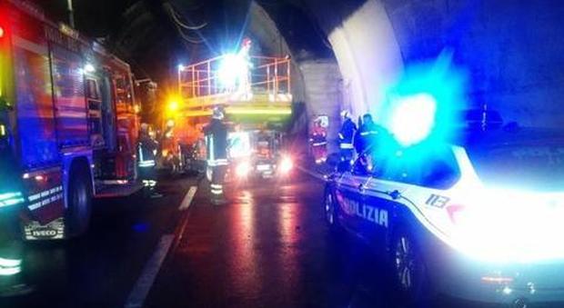 A24, paura in galleria: auto in fiamme blocca il traforo del Gran Sasso in direzione di Roma