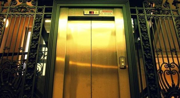 Attimi di panico in ascensore: salgono troppe persone, la cabina scivola giù