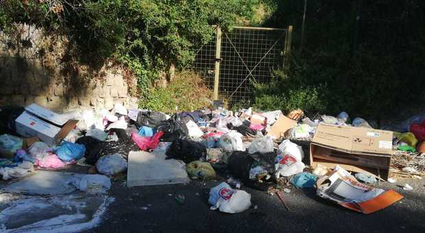«Abbiamo ripulito tutta Napoli dai rifiuti», ma non è vero e scoppia la rivolta delle Municipalità
