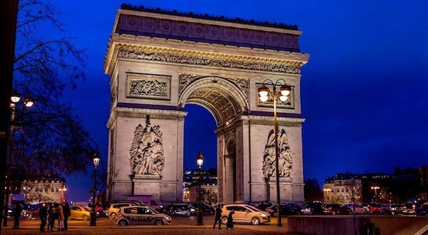 Parigi, Christo è pronto a “impacchettare” l’Arco di Trionfo