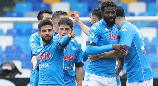 Napoli a valanga, 6-0 alla Fiorentina: Insigne mattatore, adesso la Juve