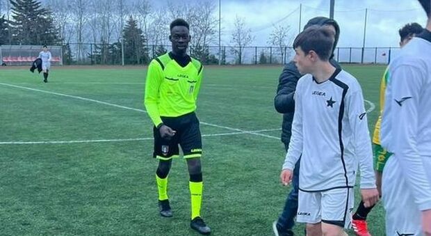 Il sogno di Ebrima, arrivato dal Gambia con un barcone: a 22 anni esordisce in Puglia come arbitro di calcio