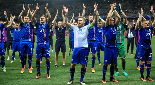 La "haka" degli islandesi dopo la vittoria sull'Inghilterra