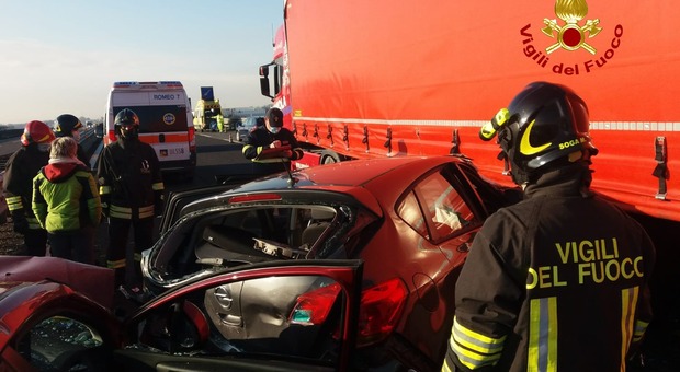 Doppio incidente in autostrada tra i caselli di Montecchio e Montebello: cinque persone ferite