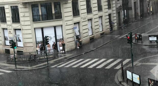 Maltempo, bomba d'acqua a Roma: pioggia fortissima, turisti presi "alla sprovvista". Le previsioni delle prossime ore