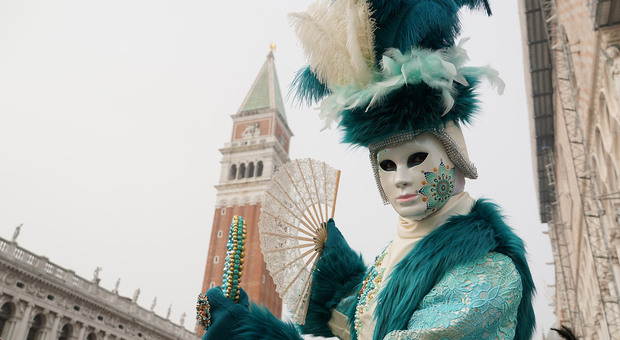 Carnevale 2024, 50 ristoratori propongono al pubblico i piatti della tradizione più amati: poi caccia al "personaggio misterioso" tra la folla