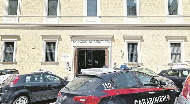 Ancona, «Dacci mille euro o il video di te nudo finisce online»: due condannati per il ricatto a luci rosse