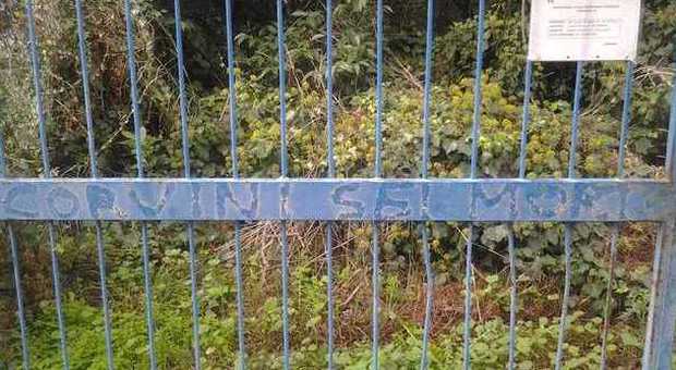 La scritta sul cancello del terreno adibito a discarica