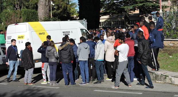 Rocca di Papa, rivolta nel centro accoglienza: 500 migranti bloccano la strada