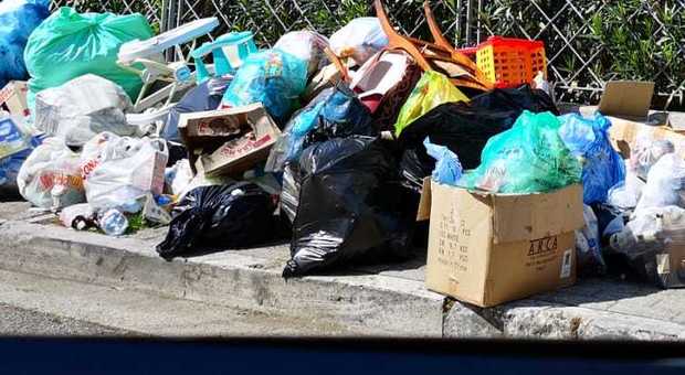 Senigallia, vicini allarmati dalla puzza: accumulatore seriale di rifiuti in casa