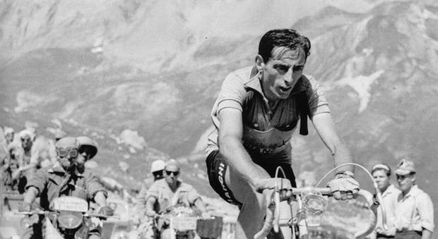 Fausto Coppi in fuga in una tappa dolomitica