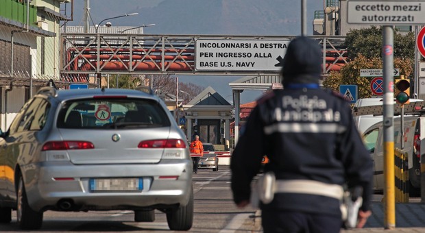 Taxi abusivi a Napoli, controlli dall'aeroporto al Beverello: multe e denunce