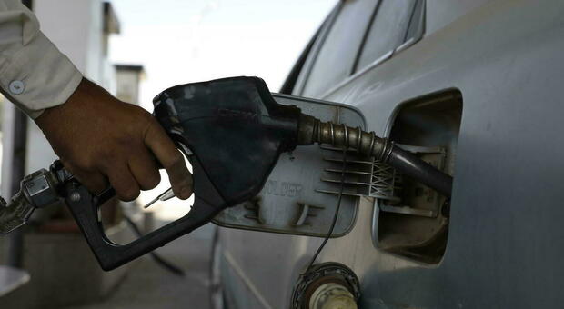 Benzina e diesel, prezzi al "servito" a quota 2 euro al litro. Ecco gli aumenti ai distributori