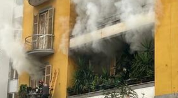 Incendio in un appartamento a Napoli: morto un uomo di 55 anni, intossicate due donne