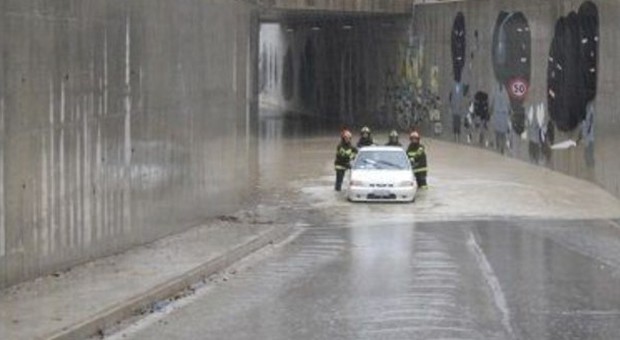 L'auto bloccata nel sottopasso a Fabriano