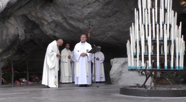 Cardinale Sepe, piede ingessato dopo la caduta a Lourdes