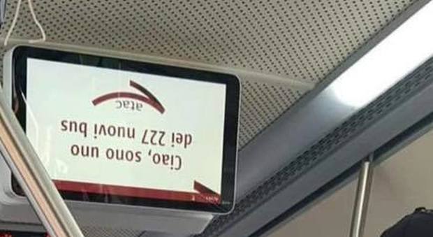 Solo a Roma, il bus è nuovo ma ha lo schermo al contrario. La foto è virale: «Siamo in Stranger Things?»